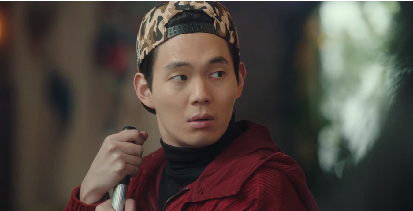 Trong Itaewon Class, Ryu Kyung Soo hóa thân thành Choi Seung Kwon, một cựu gangster.
