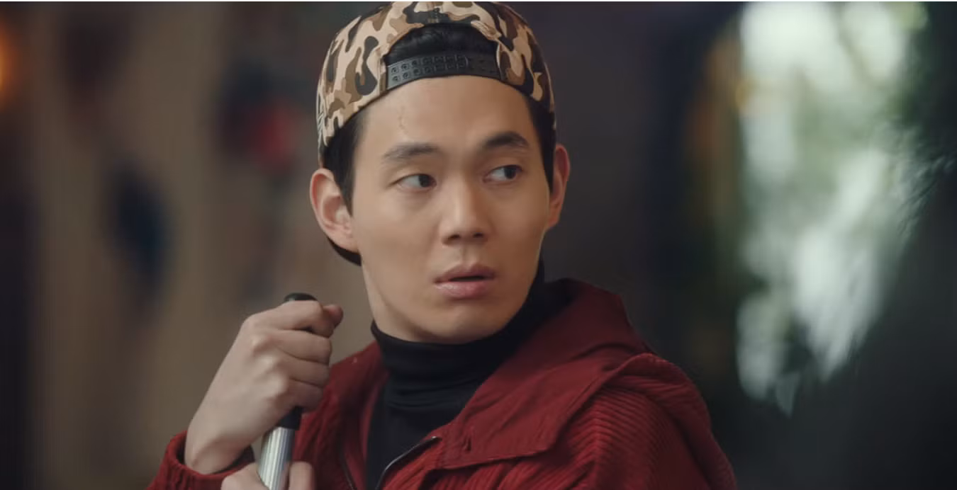 Trong Itaewon Class, Ryu Kyung Soo hóa thân thành Choi Seung Kwon, một cựu gangster.