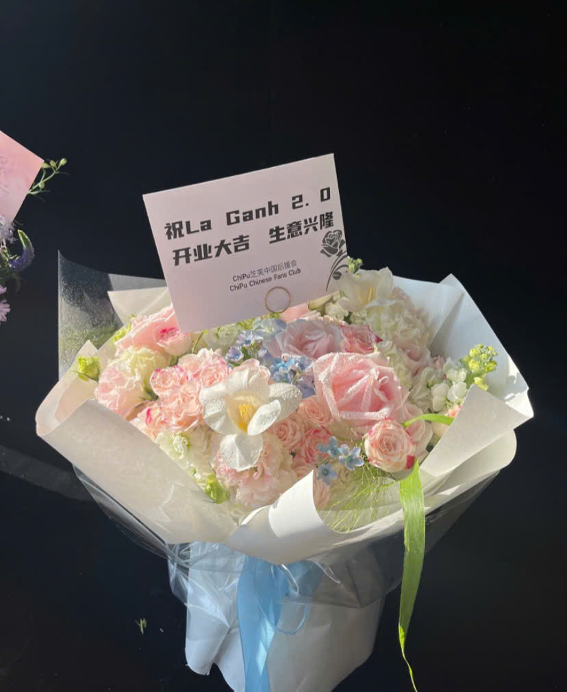 Zhifubao (tên gọi FC của Chi Pu tại Trung Quốc) đã tặng nhiều lẵng hoa để mừng ngày khai trương La Ganh 2.0.