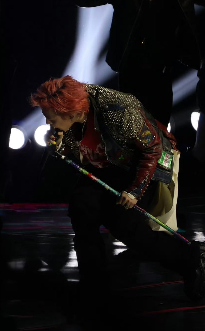 Anh đã trình diễn bằng 200% năng lượng khi đứng trên sân khấu.