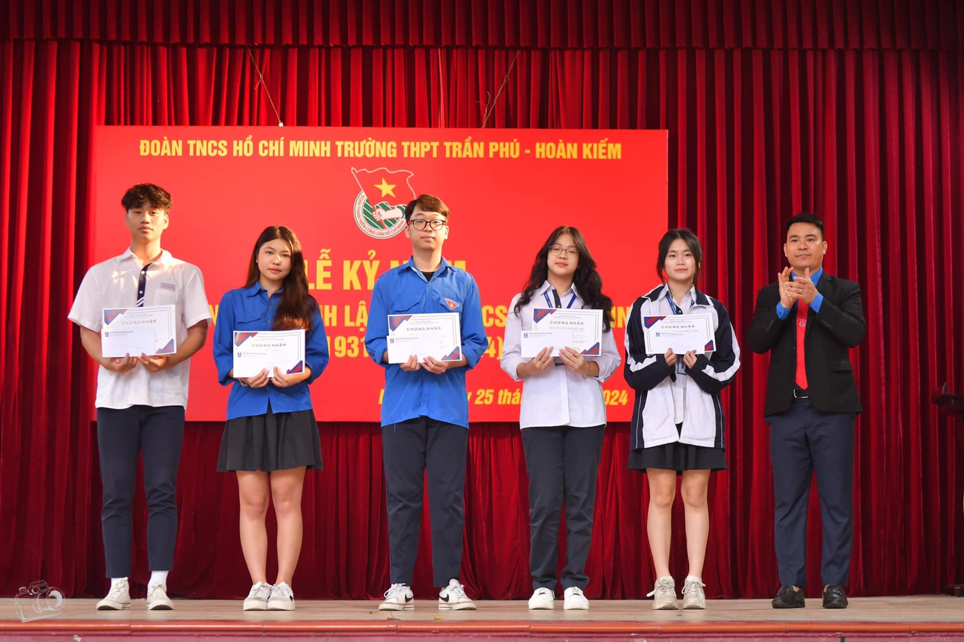 THPT Trần Phú - Hoàn Kiếm là ngôi trường nổi tiếng với nhiều thành tích tốt.