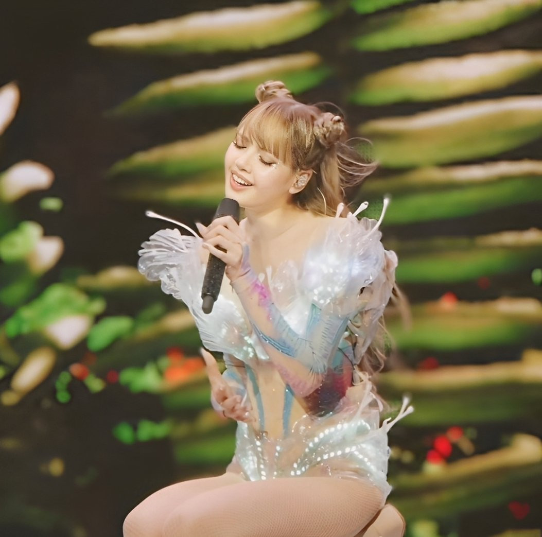 Đa số người hâm mộ cho rằng chính độ phủ sóng toàn cầu, các bản hit và check-list biểu diễn ở toàn sự kiện tầm cỡ đã giúp Lisa được ưu ái về sân khấu biểu diễn ở Coachella 2025. Đa số người hâm mộ cho rằng chính độ phủ sóng toàn cầu, các bản hit và check-list biểu diễn ở toàn sự kiện tầm cỡ đã giúp Lisa được ưu ái về sân khấu biểu diễn ở Coachella 2025.