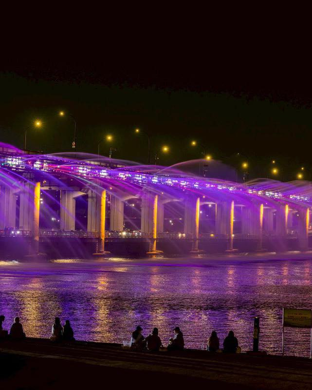 Nhiều cư dân mạng đã nhanh chóng đến các địa điểm kể trên để check-in.