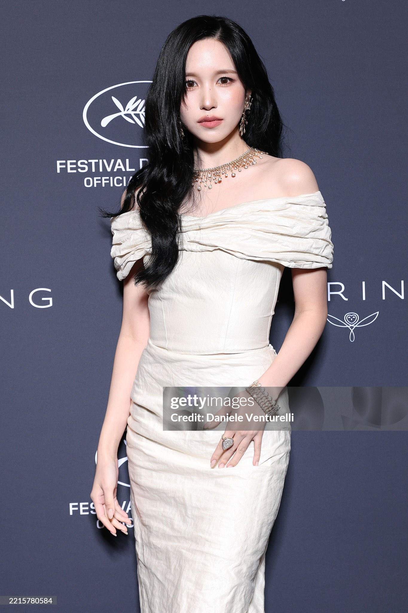 Nhiều cư dân mạng tinh ý nhận ra chiếc vòng cổ Mina đeo có nét tương đồng với mẫu Le Col bạc tỷ thuộc BST "The Power of Couture" từng được Han So Hee diện khi dự Cannes 2024.