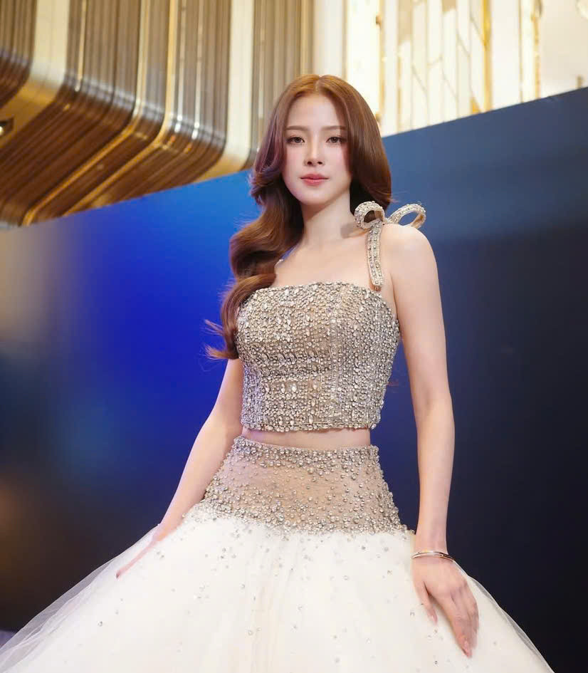 Nhan sắc kiều diễm của nữ diễn viên giúp cô tỏa sáng trước dàn sao Trung. Nhan sắc kiều diễm của nữ diễn viên giúp cô tỏa sáng trước dàn sao Trung.
