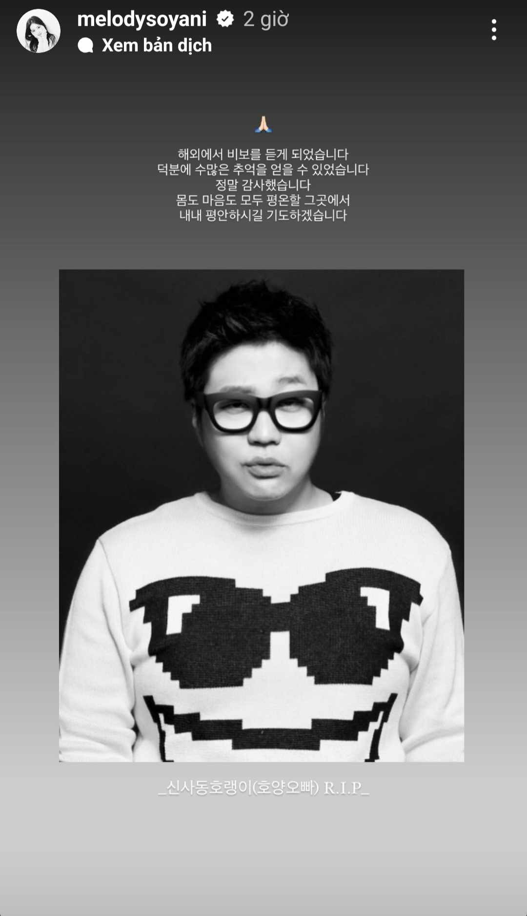 &quot;Em nhận được tin buồn của anh khi đang ở nước ngoài. Nhờ anh mà em đã có những kỷ niệm thật đẹp. Em thật sự biết ơn anh, mong anh an nghỉ nơi phương xa&quot;, Soyeon viết.