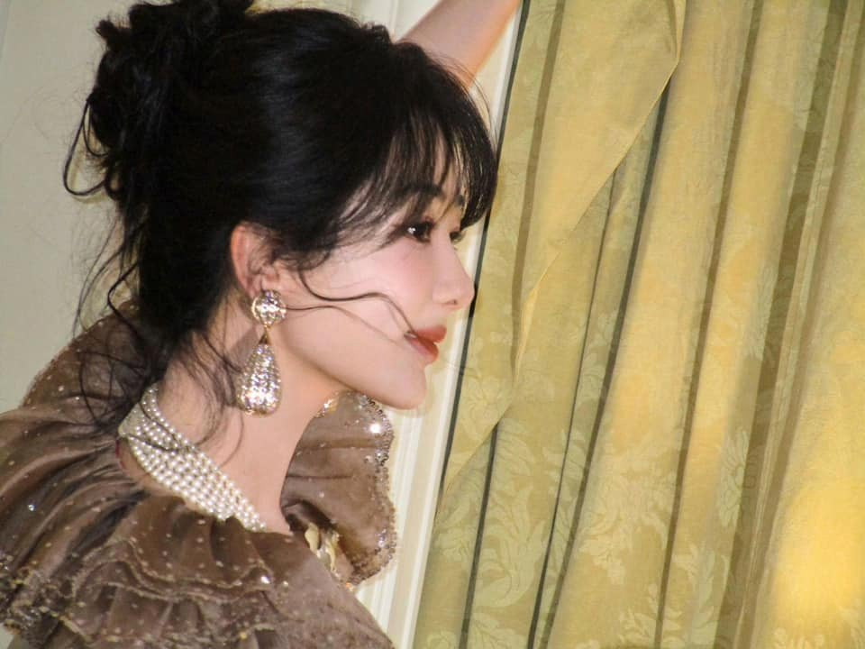 Tiểu hoa đán 9X thu hút mọi ánh nhìn nhờ layout trang điểm tự nhiên, tôn trọn đường nét khuôn mặt. Đôi khuyên tai lấp lánh đến từ thương hiệu Trina Turk giúp cô thêm lung linh.