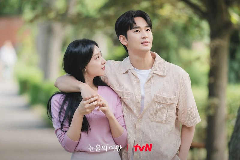 KimKim giúp Queen Of Tears chạm mốc rating 24,85% ở tập cuối, lập kỷ lục rating cao nhất lịch sử đài tvN. KimKim giúp Queen Of Tears chạm mốc rating 24,85% ở tập cuối, lập kỷ lục rating cao nhất lịch sử đài tvN.