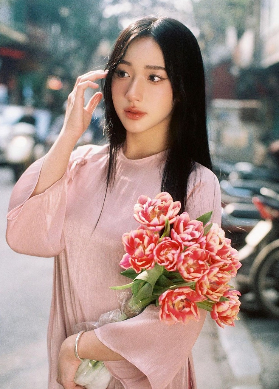 Nét dịu dàng của Linh Chi trong bộ áo dài &quot;đốn tim&quot; người xem.