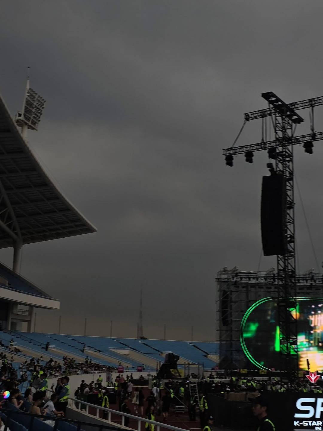 Mây đen kéo đến trước concert 30 phút khiến nhiều fan lo lắng. Mây đen kéo đến trước concert 30 phút khiến nhiều fan lo lắng.