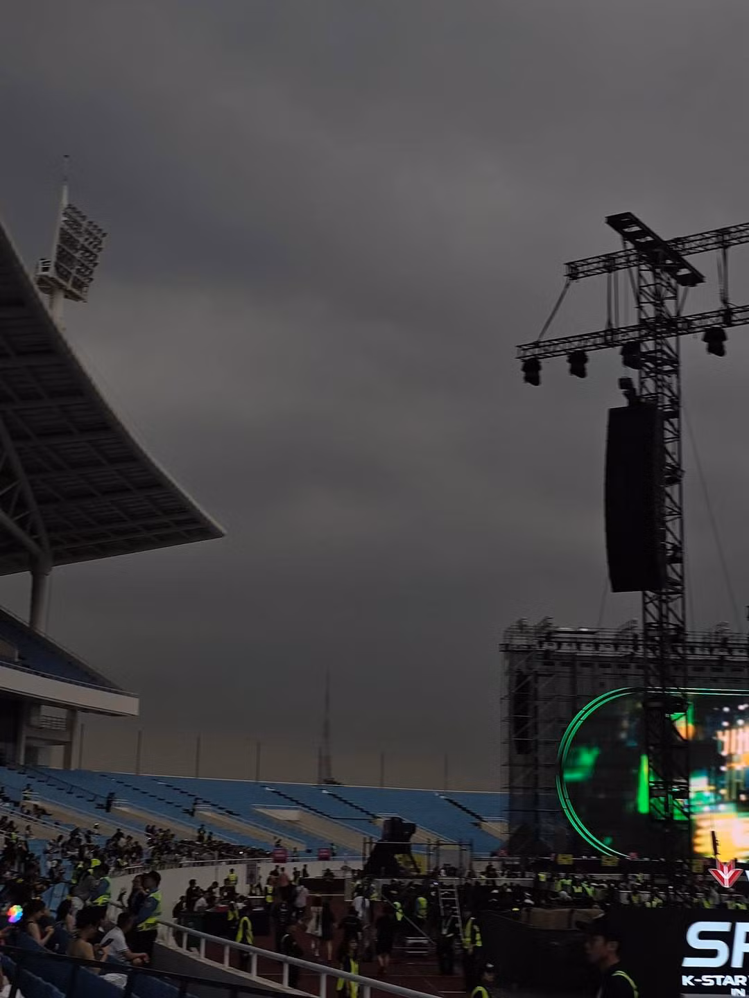 Mây đen kéo đến trước concert 30 phút khiến nhiều fan lo lắng. Mây đen kéo đến trước concert 30 phút khiến nhiều fan lo lắng.