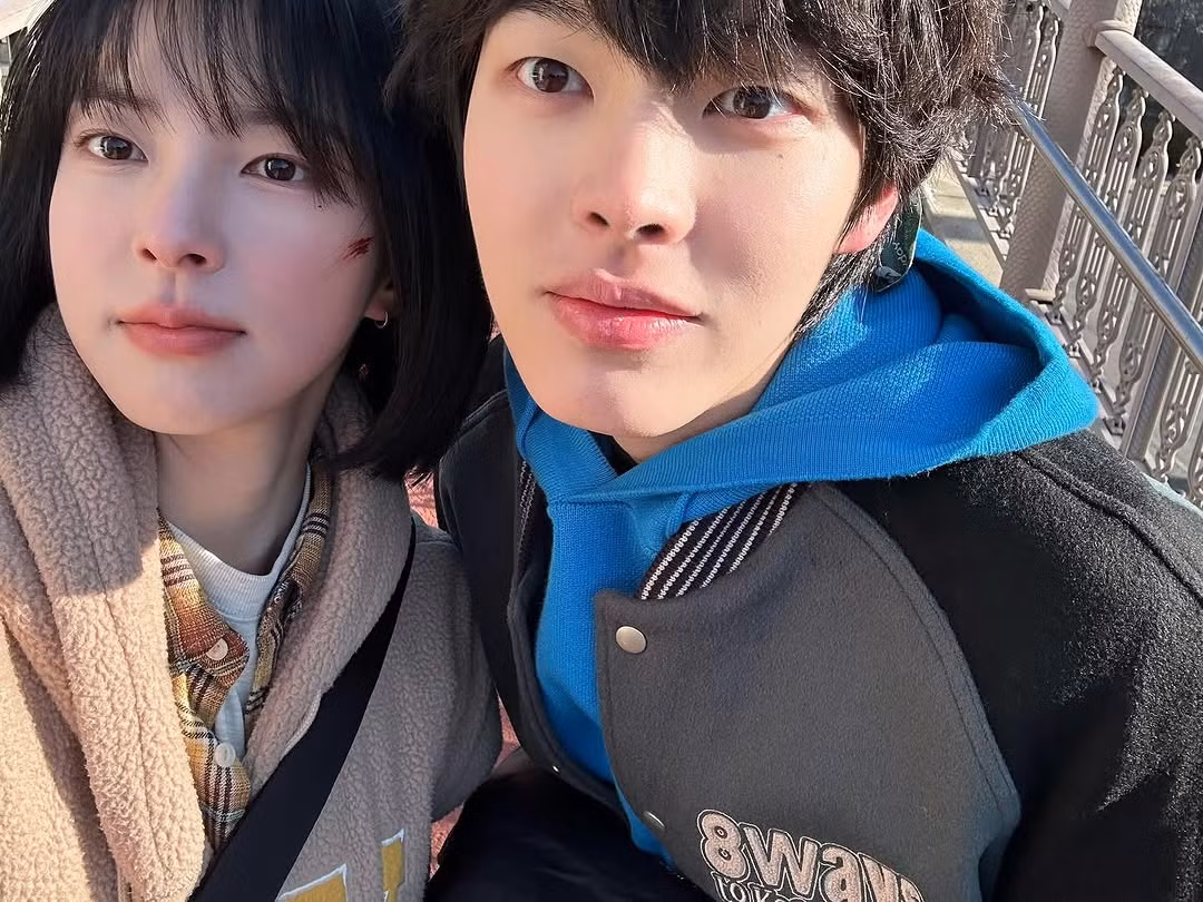 Hai diễn viên nhí vào vai cặp chị em song sinh khi còn nhỏ cũng có nhiều nét giống với Shin Soo Hyun và Park Yoon Ho.