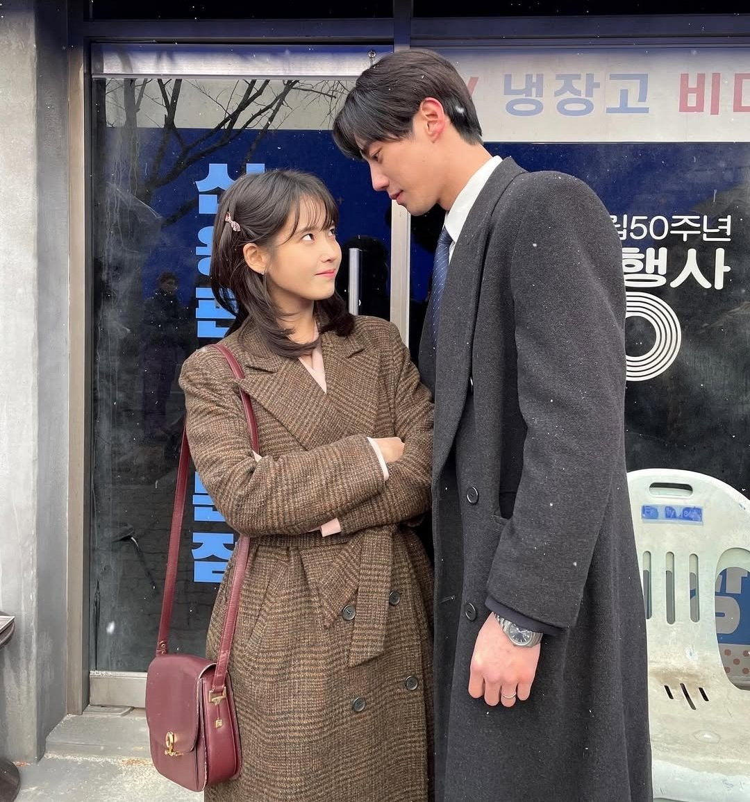 Dù bị người yêu "đá" hết lần này đến lần khác, Yeong Beom vẫn kiên trì theo đuổi, tạo nên một tuyến tình cảm vừa đáng yêu vừa đáng thương. Dù bị người yêu "đá" hết lần này đến lần khác, Yeong Beom vẫn kiên trì theo đuổi, tạo nên một tuyến tình cảm vừa đáng yêu vừa đáng thương.