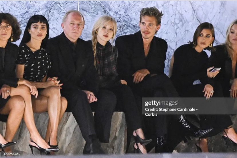 Rosé được sắp xếp ngồi hàng ghế đầu cùng doanh nhân người Pháp Pinault, nam diễn viên Austin Butler, siêu mẫu Kate Moss và Hailey Bieber. - Nguồn ảnh: gettyimages Rosé được sắp xếp ngồi hàng ghế đầu cùng doanh nhân người Pháp Pinault, nam diễn viên Austin Butler, siêu mẫu Kate Moss và Hailey Bieber. - Nguồn ảnh: gettyimages