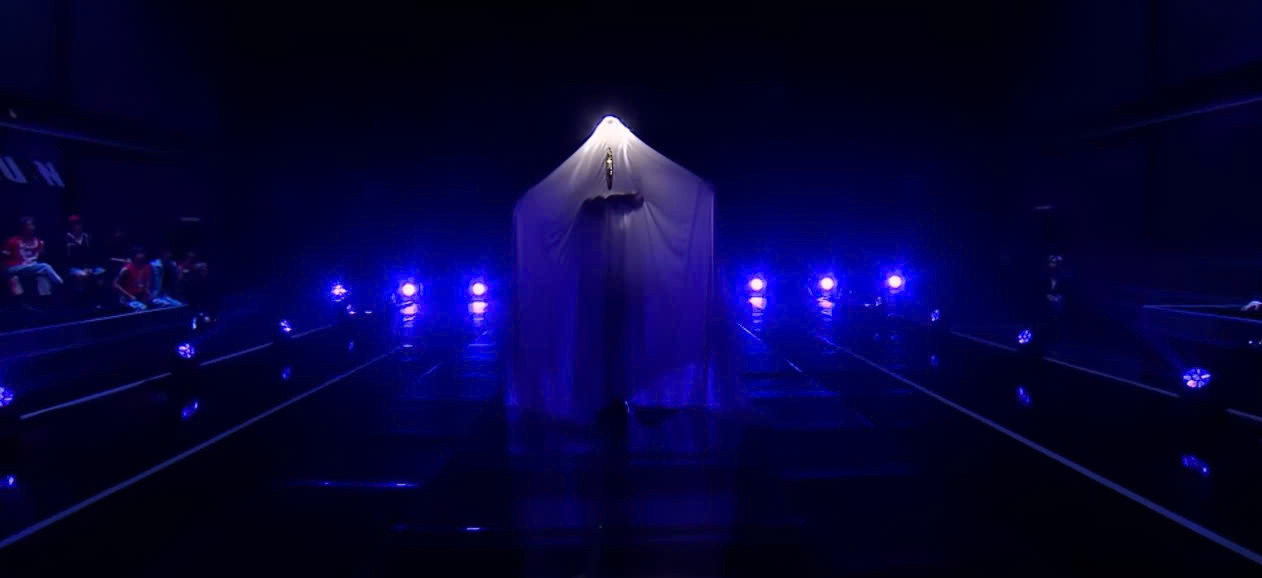 Sân khấu mang concept độc đáo, mới lạ chỉ với đạo cụ khăn choàng và ma nơ canh của anh cả Hanbin. Với kinh nghiệm từng là thí sinh cho chương trình sống còn trước của Mnet - I-LAND, Hanbin được kỳ vọng sẽ làm nên chuyện trong Road To Kingdom 2.