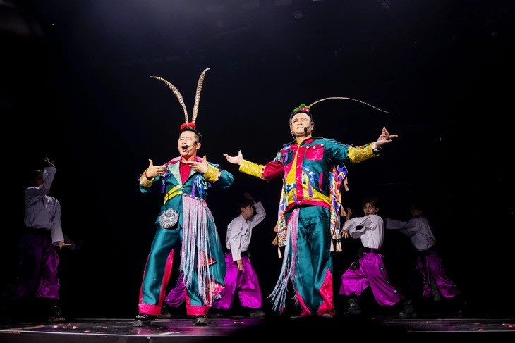 Bộ đôi anh lớn trong team Bằng Kiều - Tự Long "đốt cháy" sân khấu với màn Hip-Hop thú vị. Ảnh: BTC Bộ đôi anh lớn trong team Bằng Kiều - Tự Long "đốt cháy" sân khấu với màn Hip-Hop thú vị. Ảnh: BTC