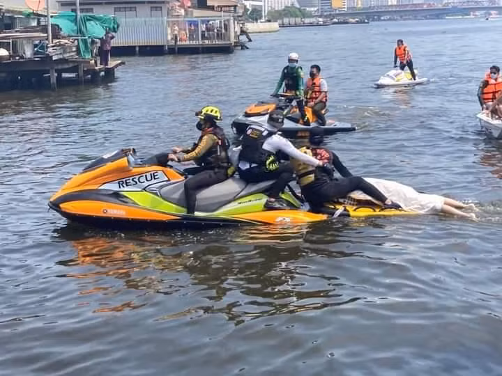 Sau khi phát hiện một thi thể trên sông, các đội cứu hộ đã đưa thi thể vào bờ để kiểm tra. - Ảnh: Thairath