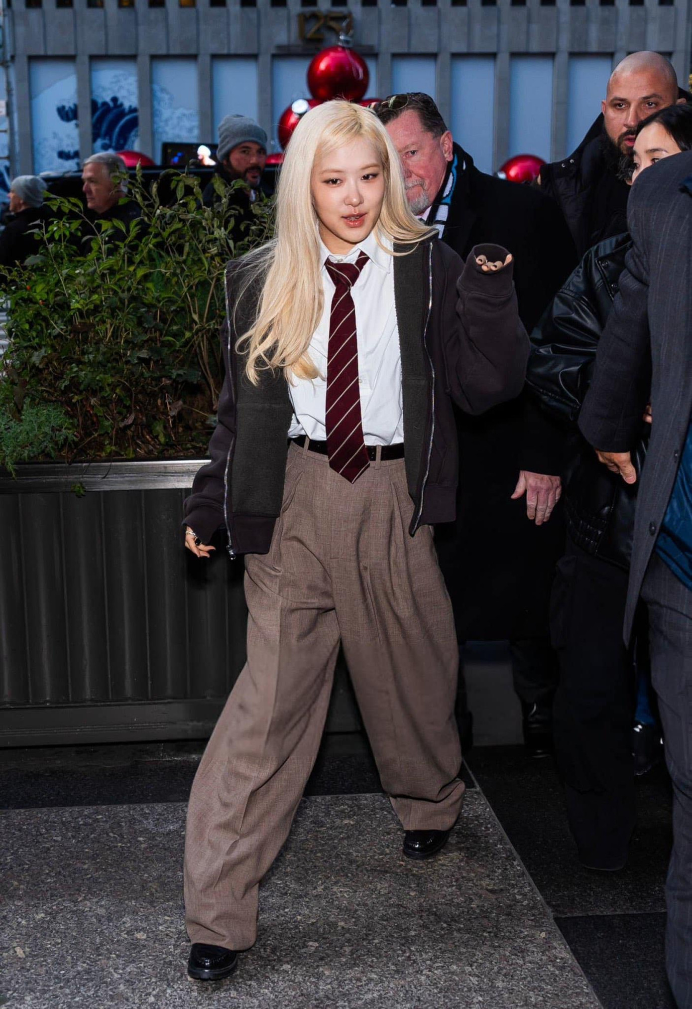 Rosé như nữ sinh Đại học trong ngày tới ghi hình cho The Kelly Clarkson show. Rosé như nữ sinh Đại học trong ngày tới ghi hình cho The Kelly Clarkson show.