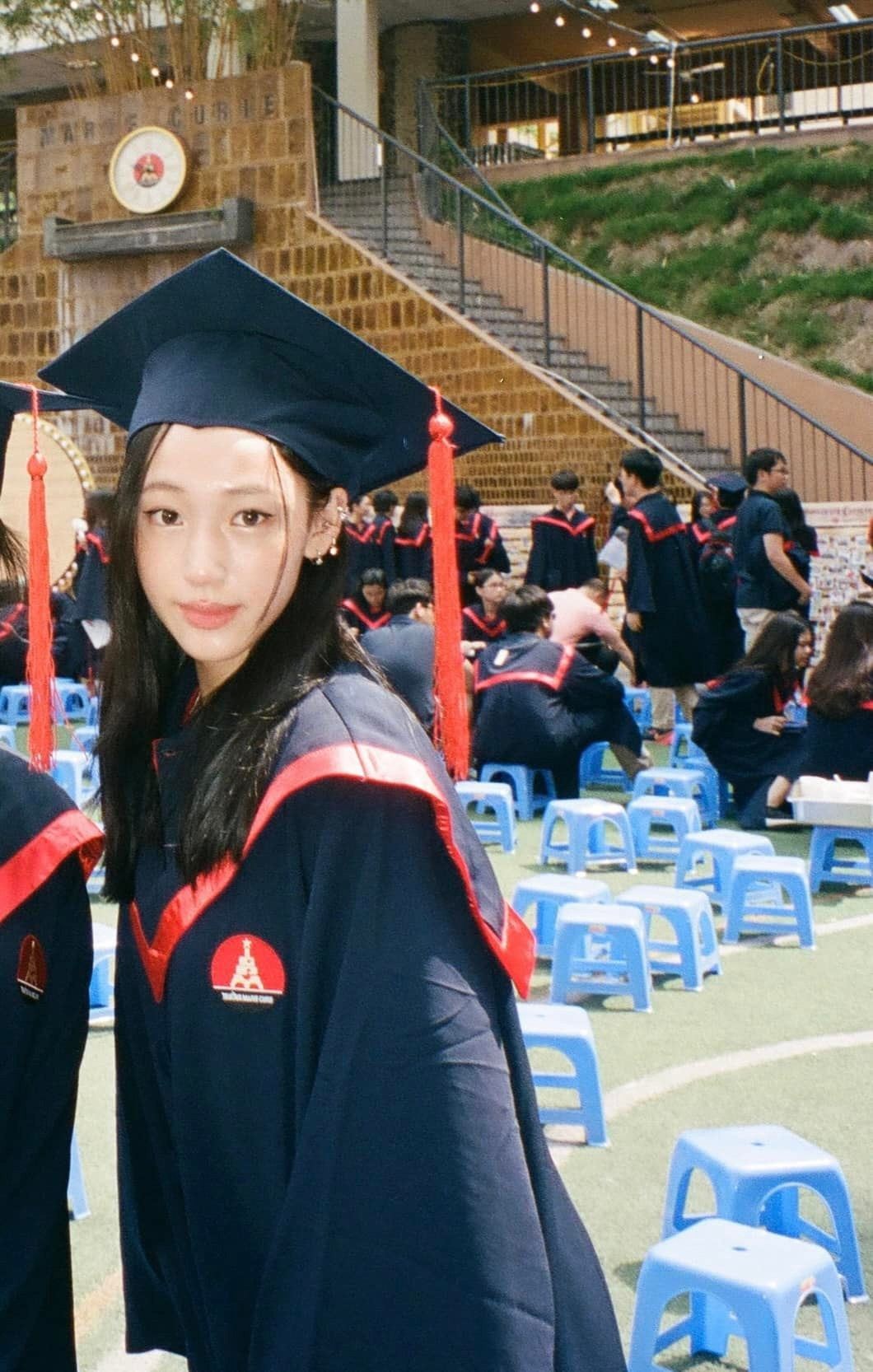 Linh Chi được ví như hotgirl thanh xuân vườn trường khi diện đồ tốt nghiệp.