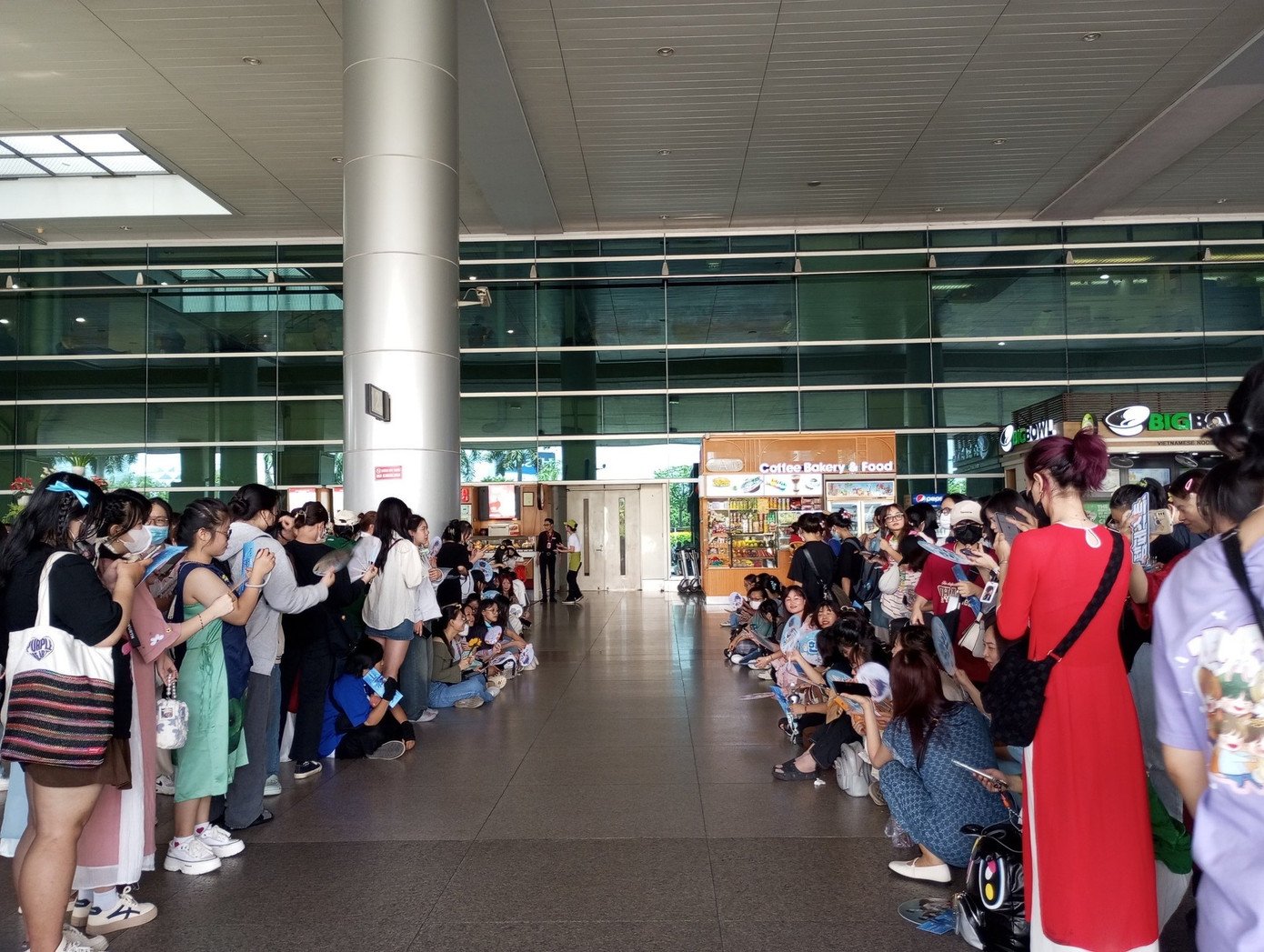 Rất đông người hâm mộ đã có mặt từ sớm để đợi TEMPEST, xếp hàng ngay ngắn, giữ trật tự để tránh làm ảnh hưởng xung quanh.