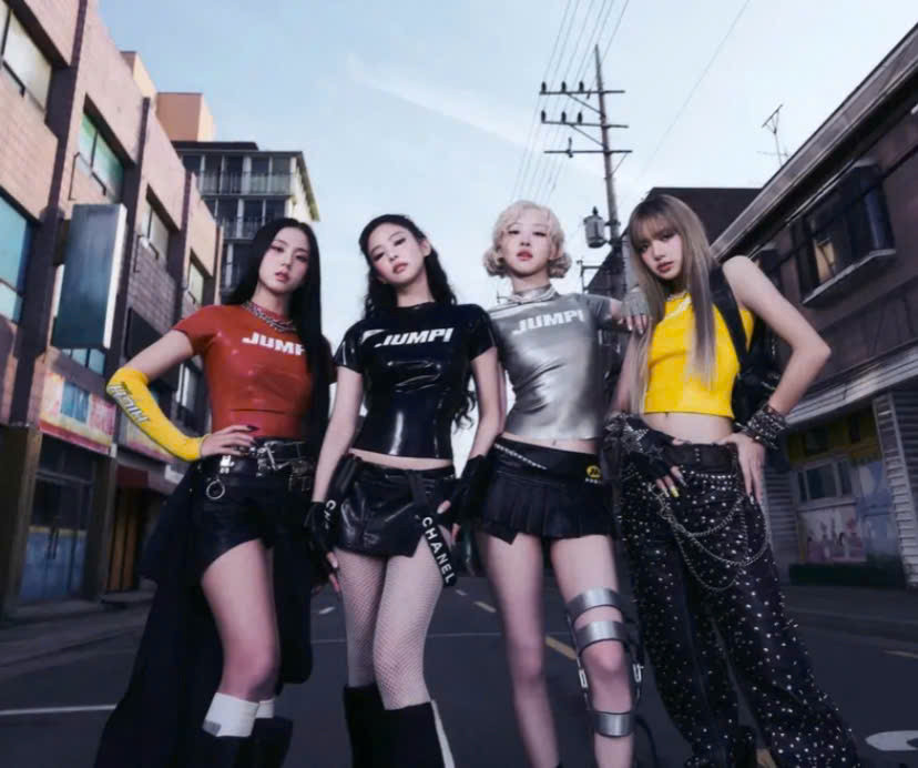 Các thành viên còn phối phụ kiện từ loạt thương hiệu đình đám như Chanel, Louis Vuitton, Martine Rose hay Hard để tạo nên phong cách riêng. Các thành viên còn phối phụ kiện từ loạt thương hiệu đình đám như Chanel, Louis Vuitton, Martine Rose hay Hard để tạo nên phong cách riêng.