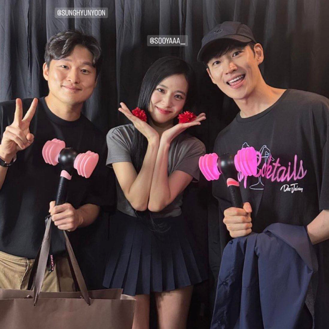 Đạo diễn Influenza Yoon Sung Hyun và "tài xế taxi" Lee Je Hoon chụp ảnh sau concert cùng Jisoo. Đạo diễn Influenza Yoon Sung Hyun và "tài xế taxi" Lee Je Hoon chụp ảnh sau concert cùng Jisoo.