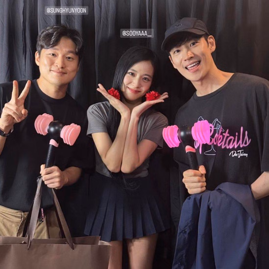Đạo diễn Influenza Yoon Sung Hyun và "tài xế taxi" Lee Je Hoon chụp ảnh sau concert cùng Jisoo.