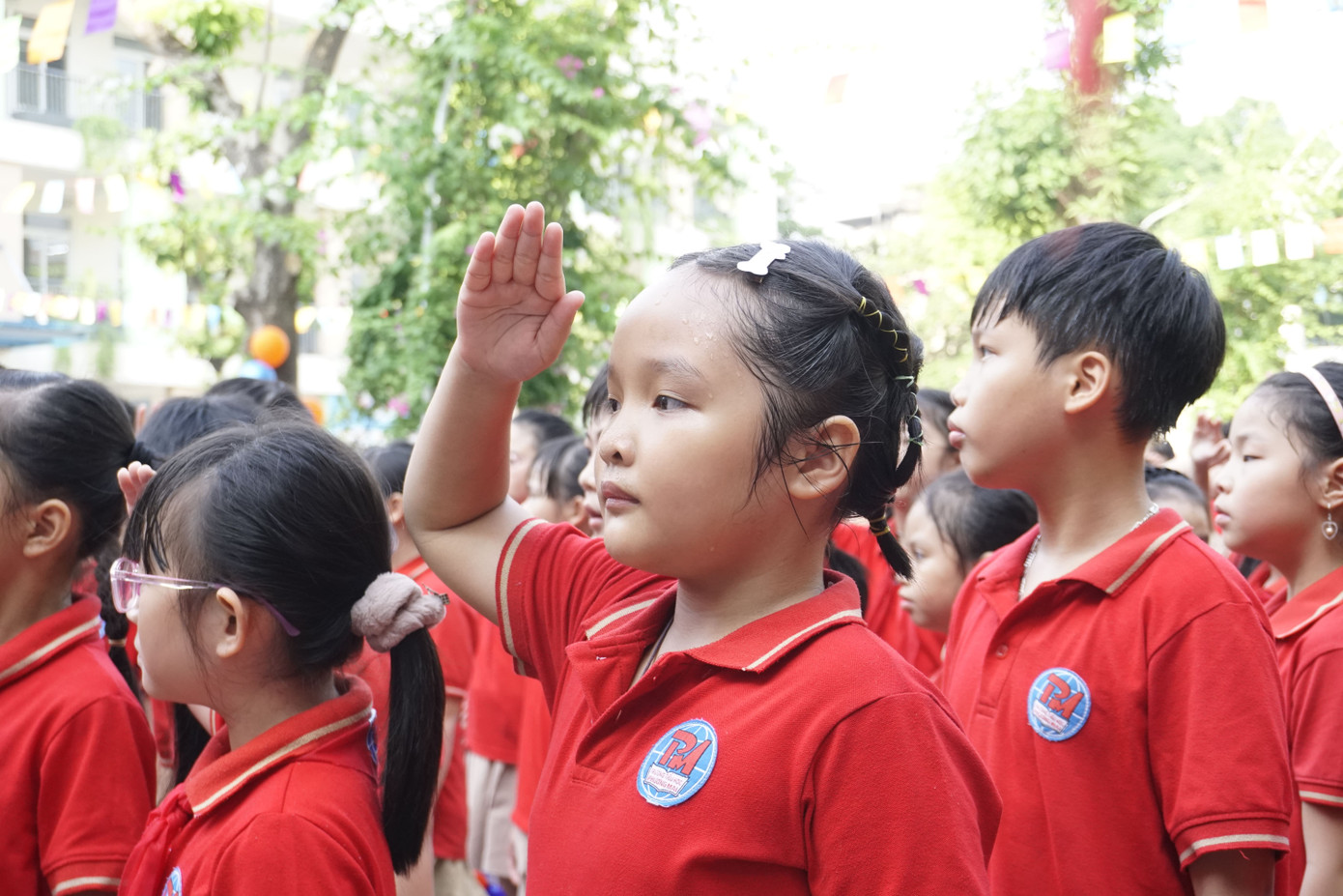 Dù thời tiết Hà Nội ngày hôm nay rất nóng nực nhưng các tween Tiểu học Phương Mai vẫn rất nghiêm túc trong suốt buổi lễ khai giảng.