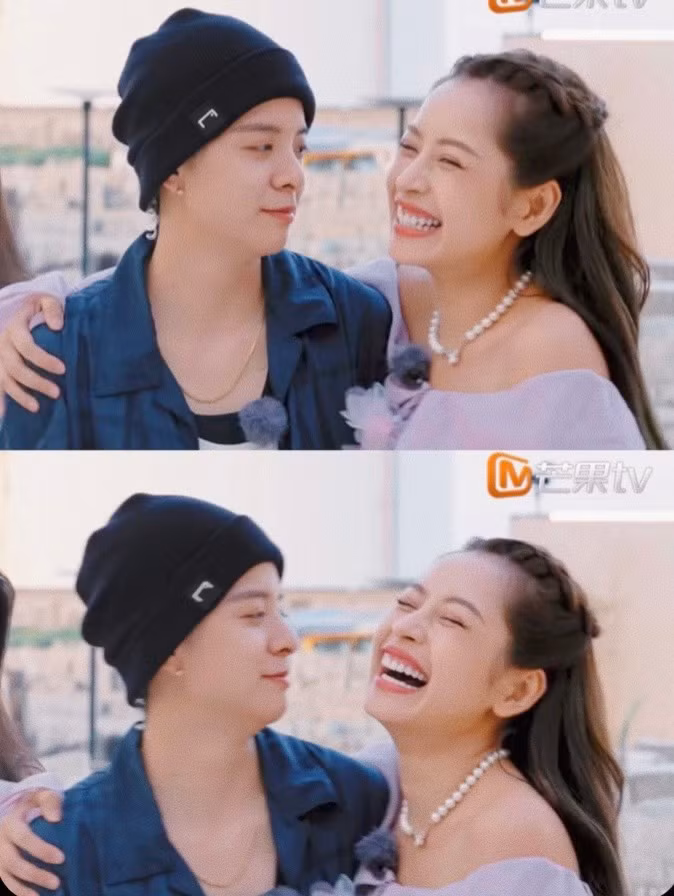 Cả hai luôn có những cử chỉ thân thiết tự nhiên và vui vẻ mỗi khi đứng gần nhau.