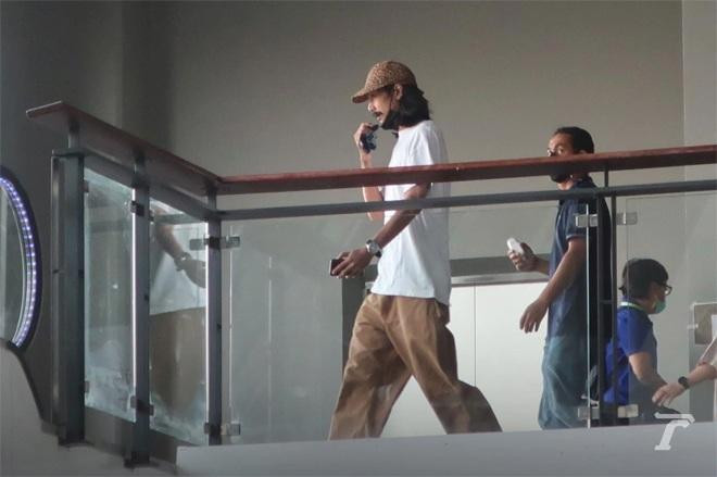 Hình ảnh Bird - bạn trai của Tangmo Nida lặng lẽ lo hậu sự khiến người hâm mộ xót xa. Hình ảnh Bird - bạn trai của Tangmo Nida lặng lẽ lo hậu sự khiến người hâm mộ xót xa.