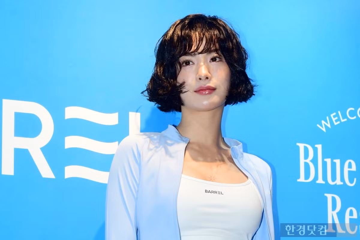 Kể cả là kiểu tóc kén khuôn mặt nhất như tóc bob xoăn, cựu thành viên After School vẫn chứng minh sức hút của bản thân nhờ tự tin "cân" đẹp mọi tạo hình khó nhằn.