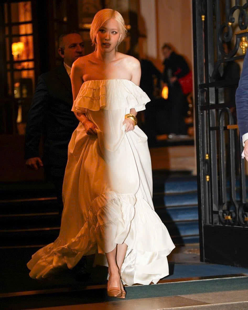 Ngay từ khi xuất hiện, cô đã trở thành tâm điểm được truyền thông săn đón.