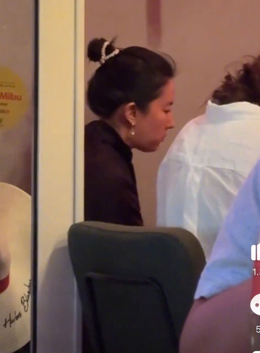 Nhiều người hâm mộ Việt Nam thích thú khi chứng kiến thần tượng Lưu Diệc Phi thưởng thức món ăn Việt tại Pháp.