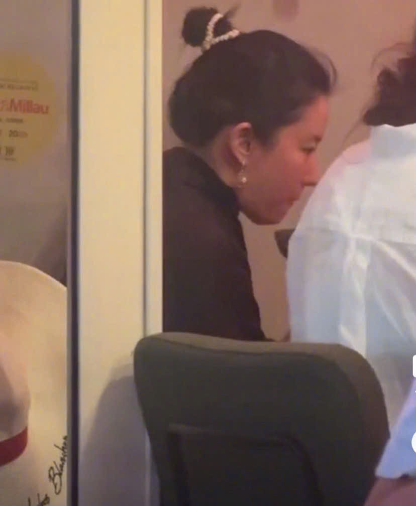 Nhiều người hâm mộ Việt Nam thích thú khi chứng kiến thần tượng Lưu Diệc Phi thưởng thức món ăn Việt tại Pháp.