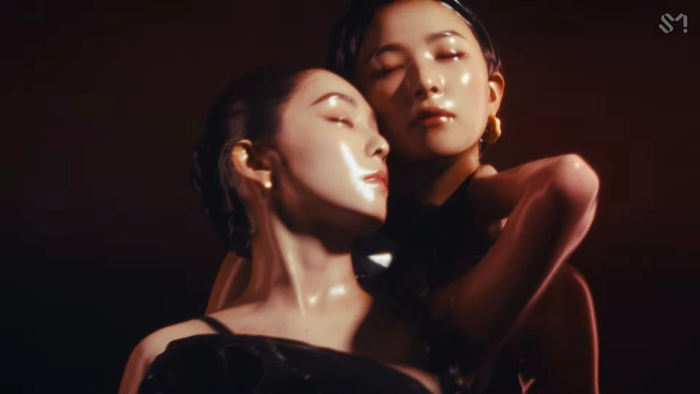 Tương tác của cặp chị em nhóm Red Velvet trong MV. Tương tác của cặp chị em nhóm Red Velvet trong MV.