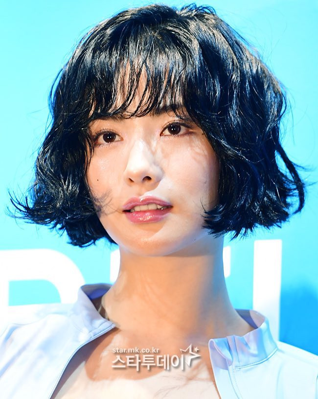 Nana trở thành đề tài gây "bão mạng" tại Hàn với mái tóc xoăn ngắn.