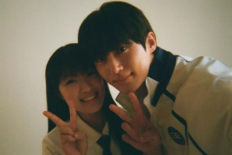 Kim Hye Yoon trân trọng Byeon Woo Seok như một đồng nghiệp tốt và là một anh trai luôn chăm sóc cô. Kim Hye Yoon trân trọng Byeon Woo Seok như một đồng nghiệp tốt và là một anh trai luôn chăm sóc cô.