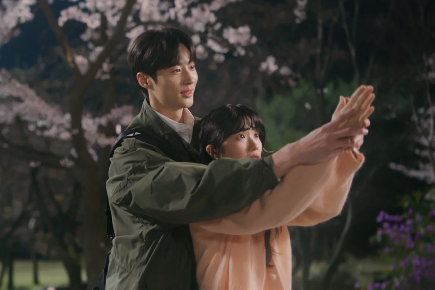 Cùng với độ phủ sóng mạnh mẽ của bộ phim, Kim Hye Yoon - Byeon Woo Seok cũng trở thành cặp đôi mới được khán giả nhiệt tình "đẩy thuyền" vì những tương tác cực ngọt ngào trên phim lẫn hậu trường. Cùng với độ phủ sóng mạnh mẽ của bộ phim, Kim Hye Yoon - Byeon Woo Seok cũng trở thành cặp đôi mới được khán giả nhiệt tình "đẩy thuyền" vì những tương tác cực ngọt ngào trên phim lẫn hậu trường.