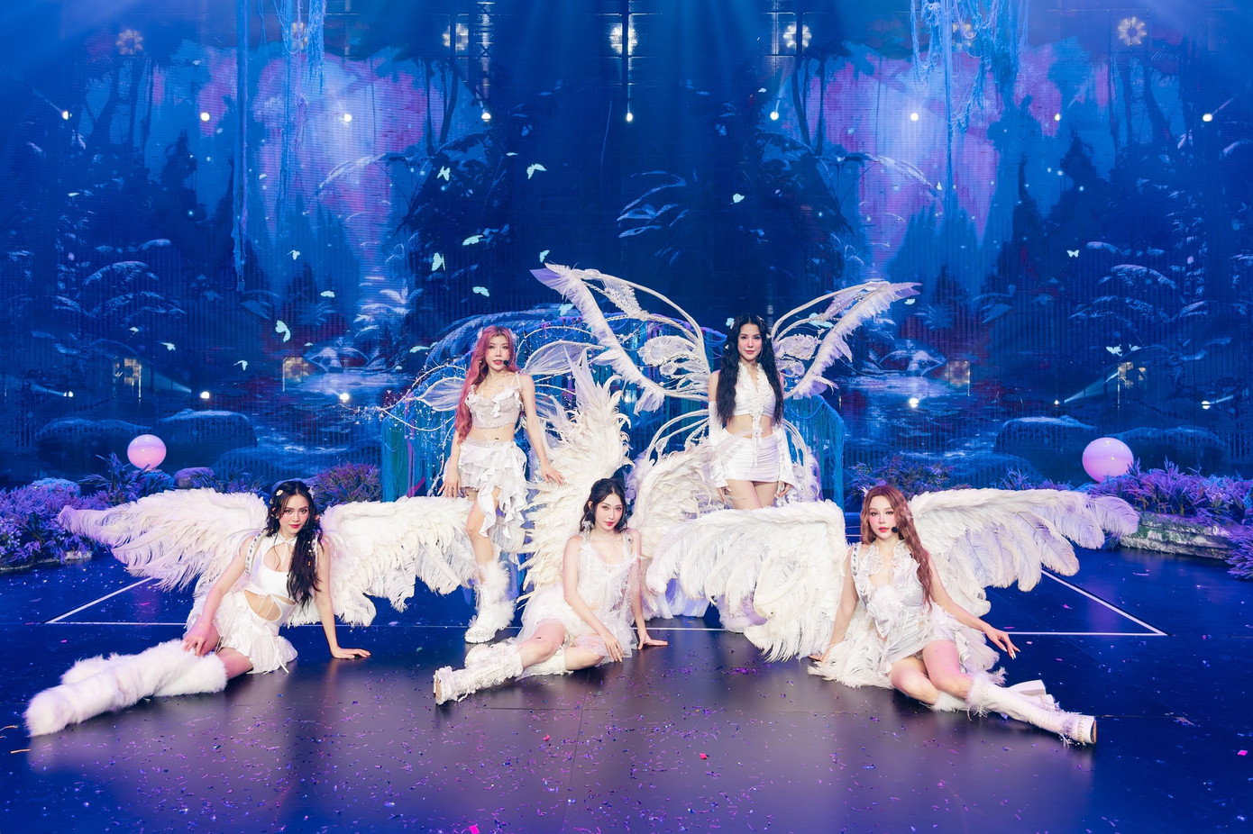 Ngoài việc giao lưu và động viên các "anh tài", 5 "chị đẹp" cũng tranh thủ nhắc khéo khán giả rằng Chị Đẹp Đạp Gió 2024 sắp lên sóng. Ngoài việc giao lưu và động viên các "anh tài", 5 "chị đẹp" cũng tranh thủ nhắc khéo khán giả rằng Chị Đẹp Đạp Gió 2024 sắp lên sóng.