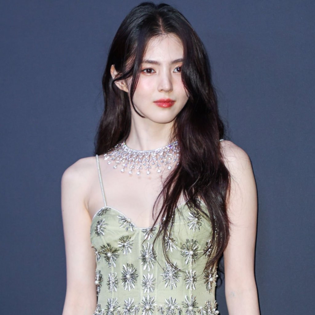 Cận cảnh nhan sắc của nàng Đại sứ trong chiếc vòng cổ bạc tỷ từ Boucheron tại sự kiện Kering Women In Motion Awards thuộc khuôn khổ LHP Cannes. Cận cảnh nhan sắc của nàng Đại sứ trong chiếc vòng cổ bạc tỷ từ Boucheron tại sự kiện Kering Women In Motion Awards thuộc khuôn khổ LHP Cannes.