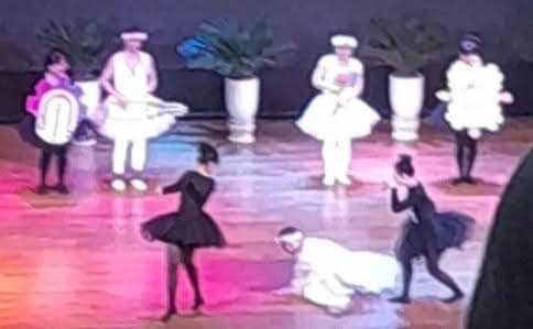 Teen được dịp cười "vỡ bụng" với loạt ảnh hậu trường kỷ niệm ngày 8/3 hay khoảnh khắc "cú ngã triệu đô" của thầy lọt vào ống kính đang được chia sẻ rầm rộ trên diễn đàn của trường Đại học Sư phạm Hà Nội. - (Ảnh: Hnue Confession) Teen được dịp cười "vỡ bụng" với loạt ảnh hậu trường kỷ niệm ngày 8/3 hay khoảnh khắc "cú ngã triệu đô" của thầy lọt vào ống kính đang được chia sẻ rầm rộ trên diễn đàn của trường Đại học Sư phạm Hà Nội. - (Ảnh: Hnue Confession)