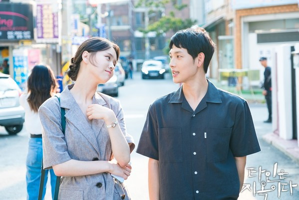 Nhờ thành công rực rỡ của Strangers From Hell, Kim Ji Eun từng bước xây dựng chỗ đứng cho riêng mình trong làng giải trí.