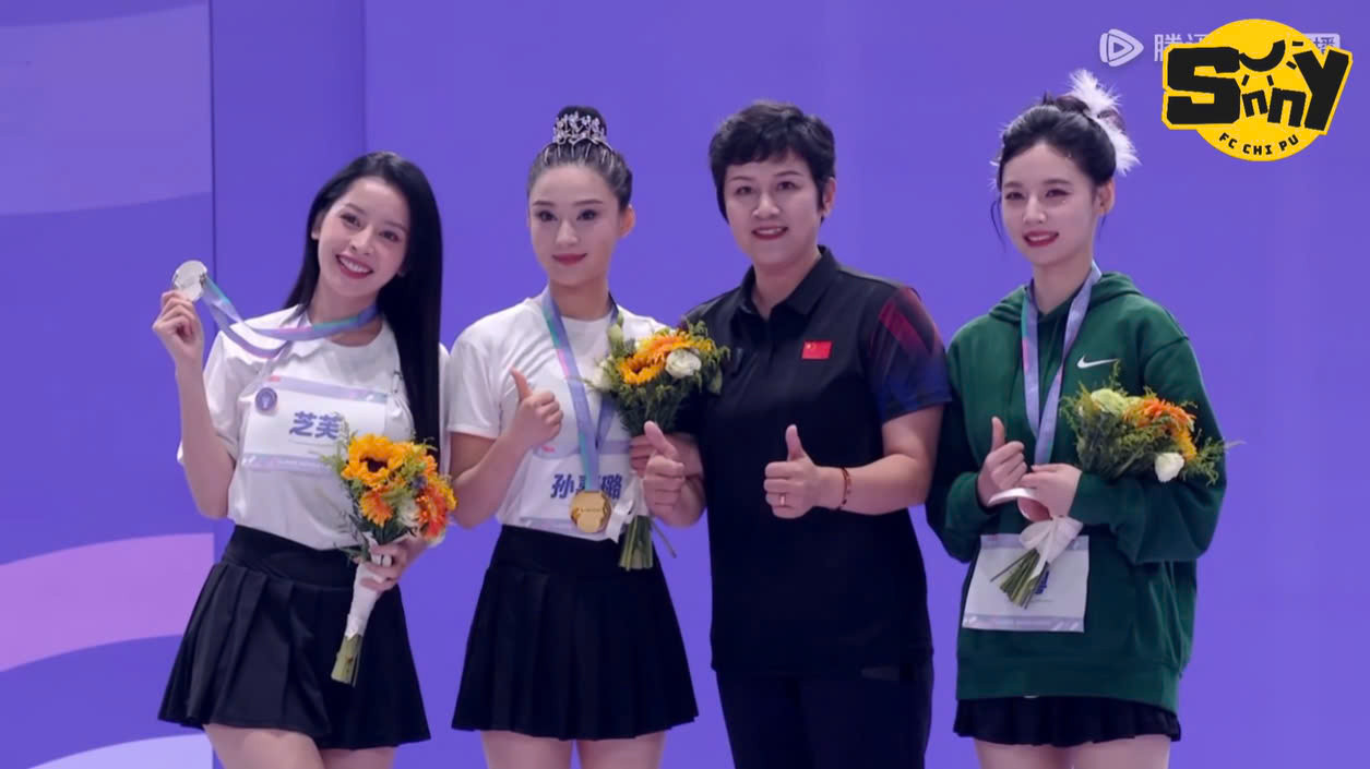 Chi Pu rạng rỡ bên cạnh diễn viên Tôn Gia Lục và ca sĩ Triệu Việt khi nhận giải thưởng.