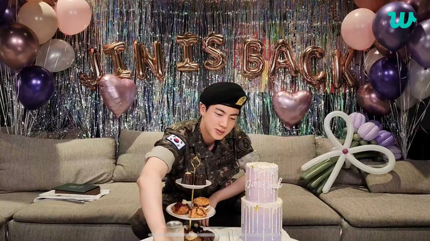 Trong buổi livestream tối 12/6, giọng ca BTS cũng kể câu chuyện anh đã &quot;đấu tranh&quot; với công ty cỡ nào để nâng số người tham gia từ 50 fan lên 1.000 fan khiến fan &quot;nở mũi&quot; vì độ chiều fan của anh cả BTS.