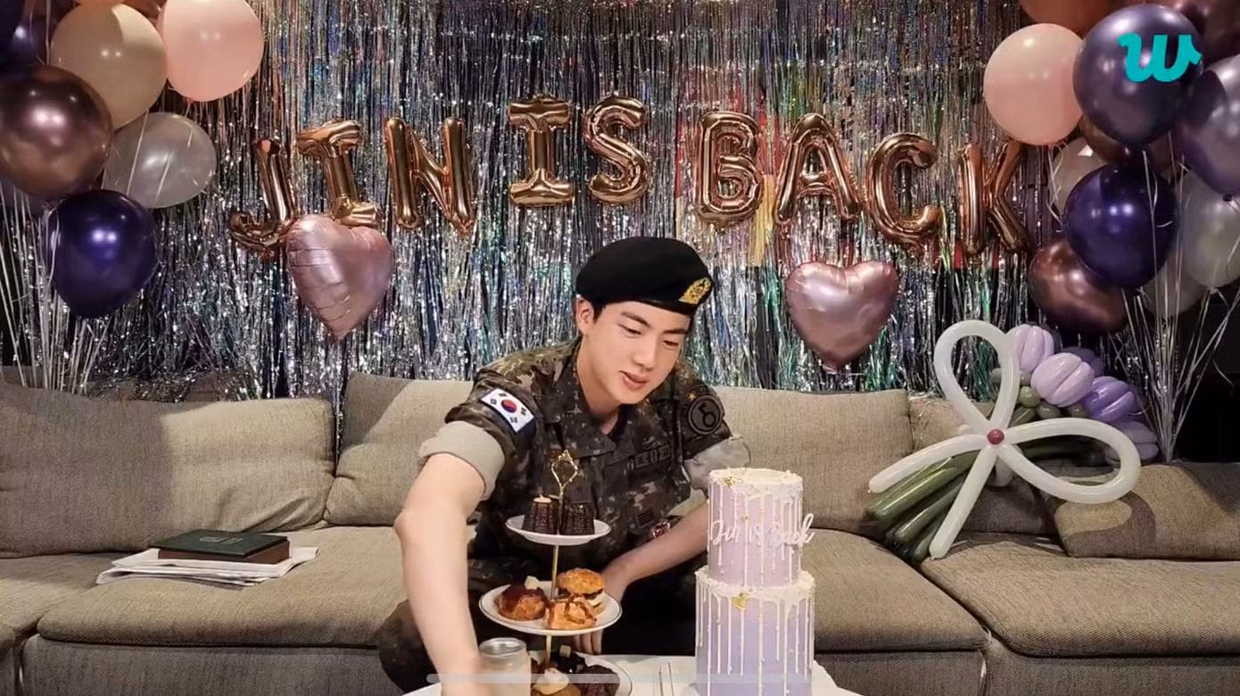 Trong buổi livestream tối 12/6, giọng ca BTS cũng kể câu chuyện anh đã "đấu tranh" với công ty cỡ nào để nâng số người tham gia từ 50 fan lên 1.000 fan khiến fan "nở mũi" vì độ chiều fan của anh cả BTS.