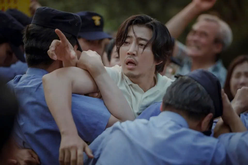 Ánh mắt thất thần, hoảng sợ của Sang Jun khi chứng kiến sự việc kinh hoàng xảy ra tại chính nhà nghỉ của mình. Ánh mắt thất thần, hoảng sợ của Sang Jun khi chứng kiến sự việc kinh hoàng xảy ra tại chính nhà nghỉ của mình.