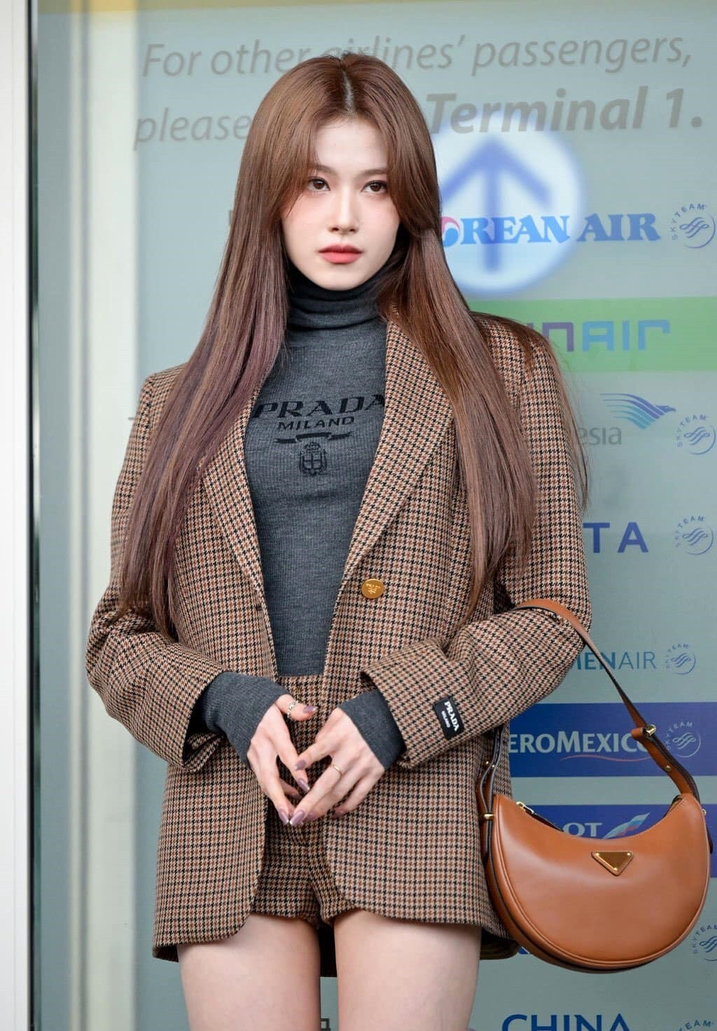 Thành viên cùng nhóm Sana cũng sẽ có mặt tại Milan Fashion Show với tư cách là đại sứ Prada vào chiều ngày 21/9 (theo giờ Việt Nam). Thành viên cùng nhóm Sana cũng sẽ có mặt tại Milan Fashion Show với tư cách là đại sứ Prada vào chiều ngày 21/9 (theo giờ Việt Nam).