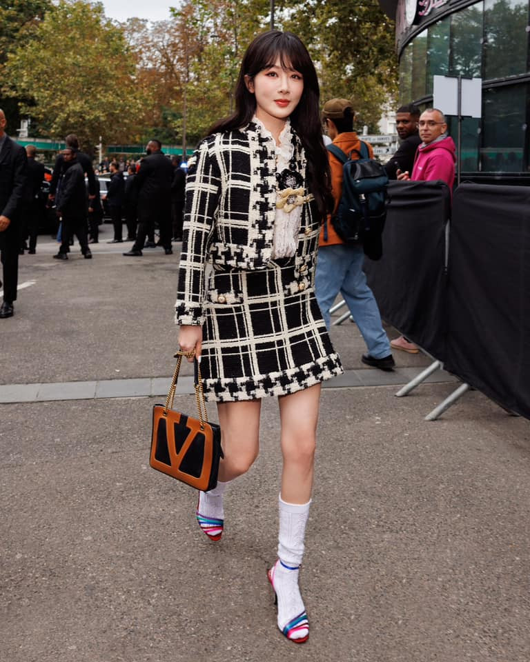 Dù có cũng có những lời xì xào nhất định, số đông cư dân mạng vẫn dành lời khen cho tạo hình của Dương Tử và Yoona khi tới sự kiện chính của hãng. Dù có cũng có những lời xì xào nhất định, số đông cư dân mạng vẫn dành lời khen cho tạo hình của Dương Tử và Yoona khi tới sự kiện chính của hãng.