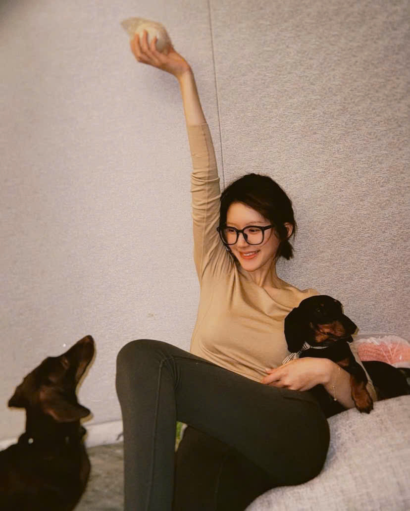 Các fan cũng nhận thấy Triệu Lộ Tư gầy đi rất nhiều trong loạt ảnh cô đăng tải trên trang cá nhân.