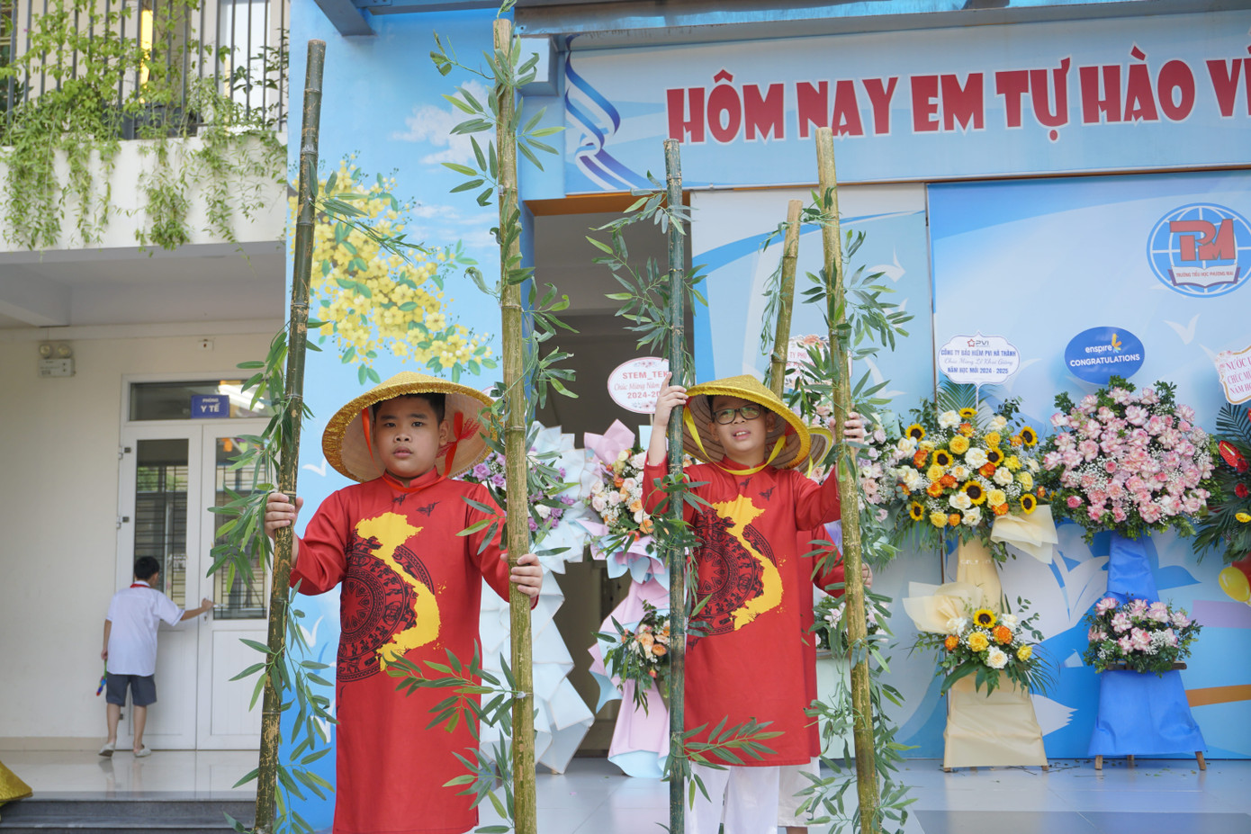 Màn biểu diễn đẹp mắt của tiết mục "Một vòng Việt Nam" khiến khán giả xúc động.